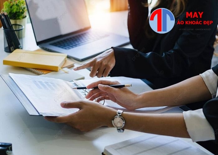cách chọn size áo khoác đồng phục