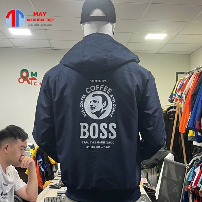Ao-khoac-dong-phuc-thuong-hieu-Suntory-Boss-Coffee (1) Ao-khoac-dong-phuc-thuong-hieu-Suntory-Boss-Coffee (1)
